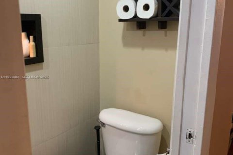 Villa ou maison à vendre à Miami, Floride: 3 chambres, 152.17 m2 № 1987274 - photo 19