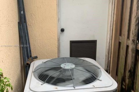 Villa ou maison à vendre à Miami, Floride: 3 chambres, 152.17 m2 № 1987274 - photo 22