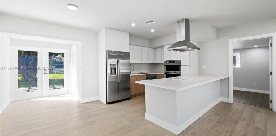 Дом в Майами, Флорида 4 спальни, 132.39м2 № 1951393