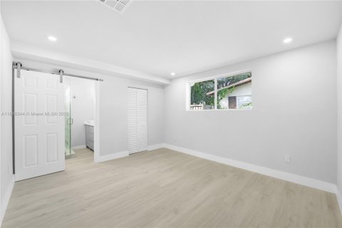 Снять в аренду виллу или дом в Майами, Флорида 4 спальни, 132.39м2, № 1951393 - фото 8