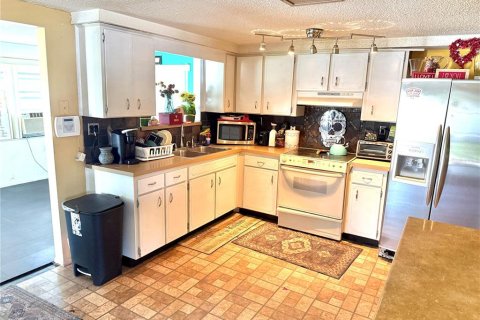 House in Port Richey, Florida 2 bedrooms, 104.05 sq.m. № 1885636 - photo 10