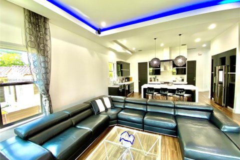 Снять в аренду виллу или дом в Холливуд, Флорида 4 спальни, 268.12м2, № 1959521 - фото 6