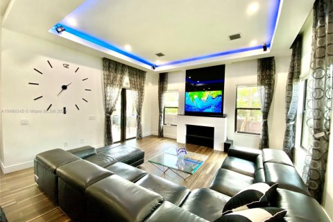 Снять в аренду виллу или дом в Холливуд, Флорида 4 спальни, 268.12м2, № 1959521 - фото 3