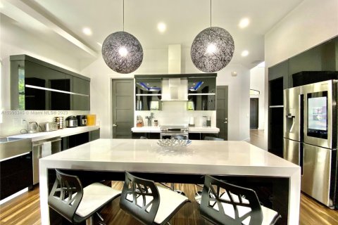 Снять в аренду виллу или дом в Холливуд, Флорида 4 спальни, 268.12м2, № 1959521 - фото 10