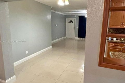 Casa en venta en Pembroke Pines, Florida, 3 dormitorios, 154.68 m2 № 1852252 - foto 4