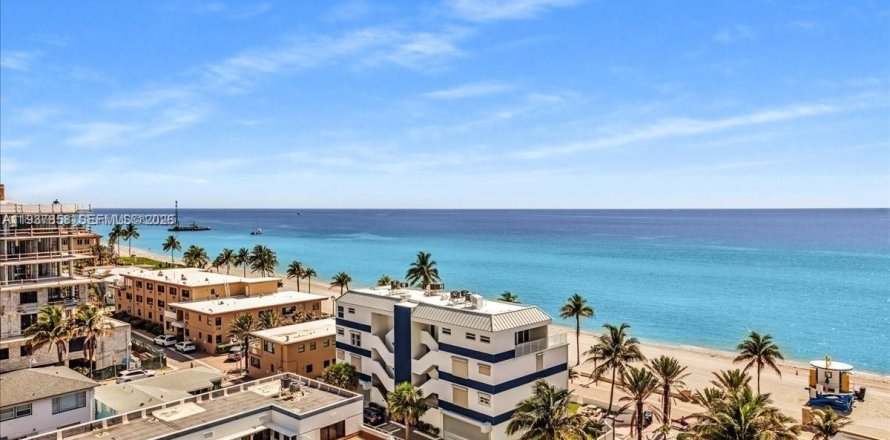 Кондоминиум с 2 спальнями в Холливуд, Флорида № 2053500