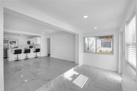 House in Hollywood, Florida 2 bedrooms, 80.08 sq.m. № 1985857 - photo 5