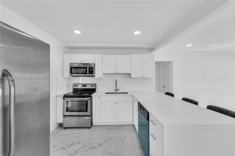 House in Hollywood, Florida 2 bedrooms, 80.08 sq.m. № 1985857 - photo 11