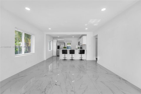 House in Hollywood, Florida 2 bedrooms, 80.08 sq.m. № 1985857 - photo 6