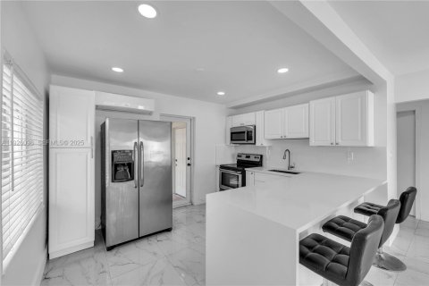 House in Hollywood, Florida 2 bedrooms, 80.08 sq.m. № 1985857 - photo 10