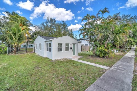 House in Hollywood, Florida 2 bedrooms, 80.08 sq.m. № 1985857 - photo 1