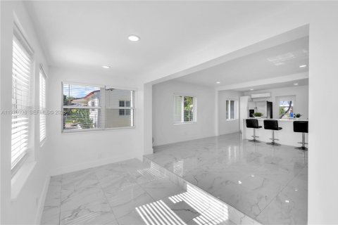 House in Hollywood, Florida 2 bedrooms, 80.08 sq.m. № 1985857 - photo 4