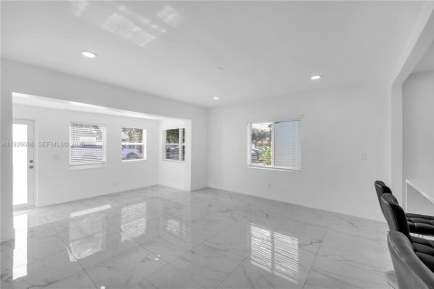 House in Hollywood, Florida 2 bedrooms, 80.08 sq.m. № 1985857 - photo 8