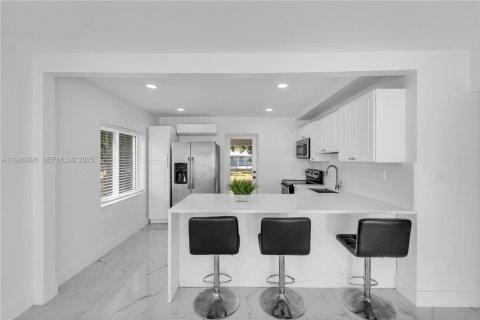 House in Hollywood, Florida 2 bedrooms, 80.08 sq.m. № 1985857 - photo 9