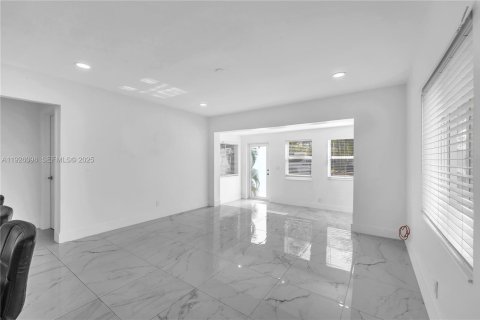 House in Hollywood, Florida 2 bedrooms, 80.08 sq.m. № 1985857 - photo 7