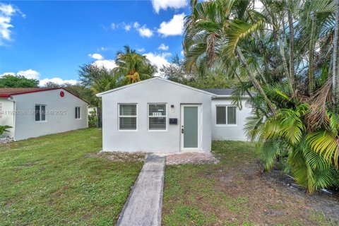 House in Hollywood, Florida 2 bedrooms, 80.08 sq.m. № 1985857 - photo 3