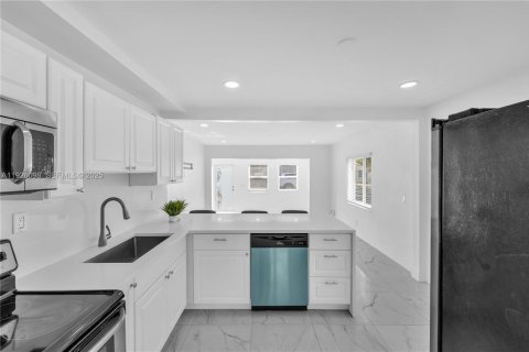 House in Hollywood, Florida 2 bedrooms, 80.08 sq.m. № 1985857 - photo 12