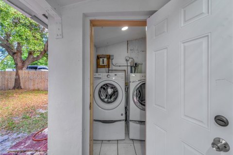 House in Hollywood, Florida 2 bedrooms, 80.08 sq.m. № 1985857 - photo 16