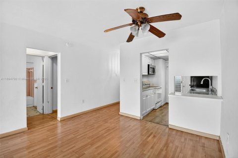 Condominio en venta en Miami, Florida, 1 dormitorio, 61.32 m2 № 1949256 - foto 11