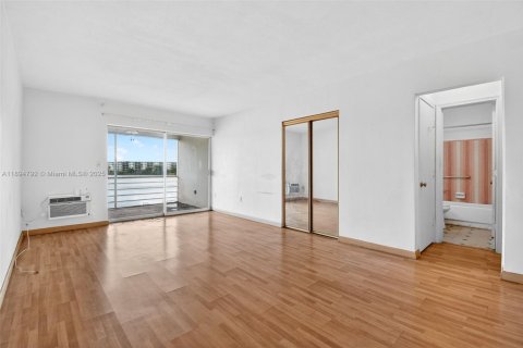 Condominio en venta en Miami, Florida, 1 dormitorio, 61.32 m2 № 1949256 - foto 10
