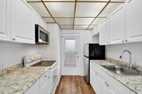 Condominio en venta en Miami, Florida, 1 dormitorio, 61.32 m2 № 1949256 - foto 12