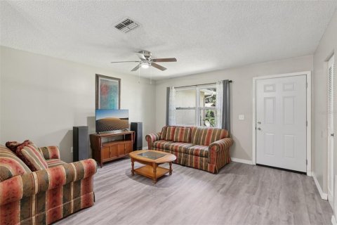 House in New Port Richey, Florida 2 bedrooms, 100.8 sq.m. № 1879269 - photo 2