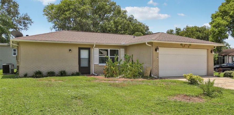 House in New Port Richey, Florida 2 bedrooms, 100.8 sq.m. № 1879269