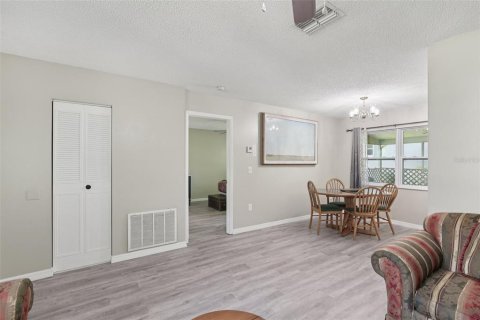 House in New Port Richey, Florida 2 bedrooms, 100.8 sq.m. № 1879269 - photo 4