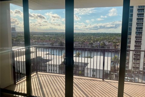 Copropriété à louer à Hollywood, Floride: 1 chambre, 91.04 m2 № 1997193 - photo 27