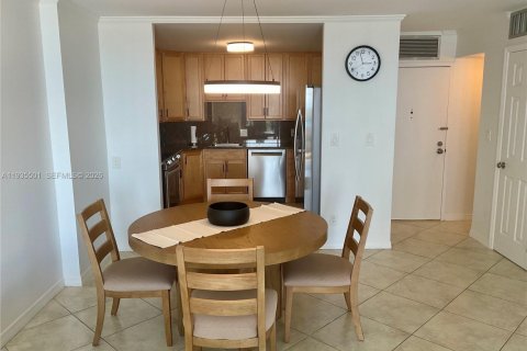 Copropriété à louer à Hollywood, Floride: 1 chambre, 91.04 m2 № 1997193 - photo 15