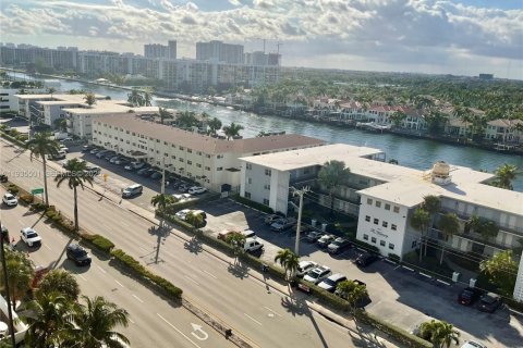 Copropriété à louer à Hollywood, Floride: 1 chambre, 91.04 m2 № 1997193 - photo 25