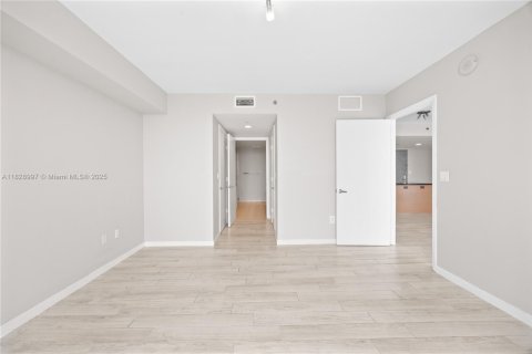 Condo in Miami, Florida, 2 bedrooms  № 1800993 - photo 27