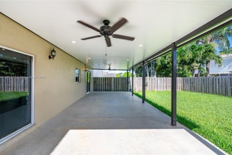 House in Homestead, Florida 4 bedrooms, 169.08 sq.m. № 1892141 - photo 7