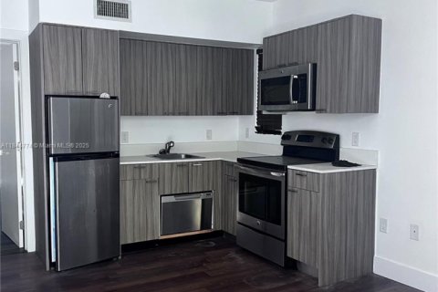 Condo in Miami Beach, Florida, 1 bedroom  № 1940404 - photo 1