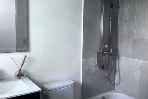 Condo in Miami Beach, Florida, 1 bedroom  № 1940404 - photo 8