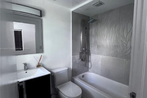 Condo in Miami Beach, Florida, 1 bedroom  № 1940404 - photo 11