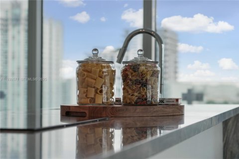 Снять в аренду кондоминиум в Майами, Флорида 2 спальни, 102.19м2, № 1989403 - фото 6