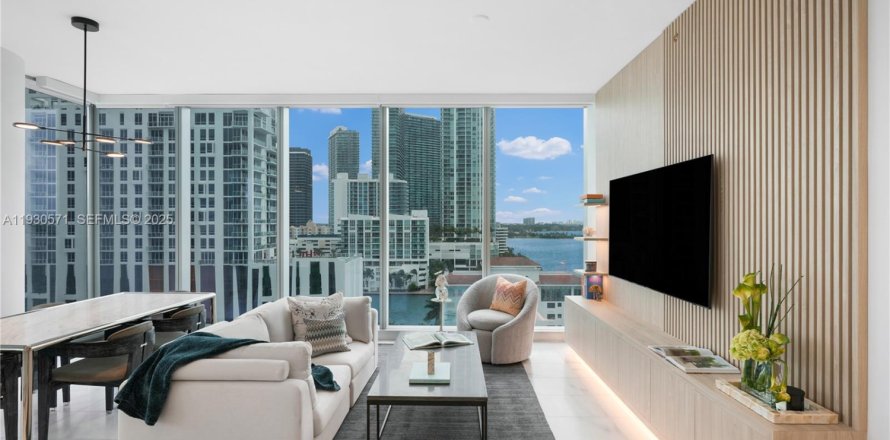 Кондоминиум с 2 спальнями в Майами, Флорида № 1989403