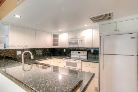 House in Miami Lakes, Florida 2 bedrooms, 73.58 sq.m. № 1881877 - photo 7