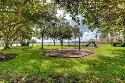 House in Miami Lakes, Florida 2 bedrooms, 73.58 sq.m. № 1881877 - photo 18