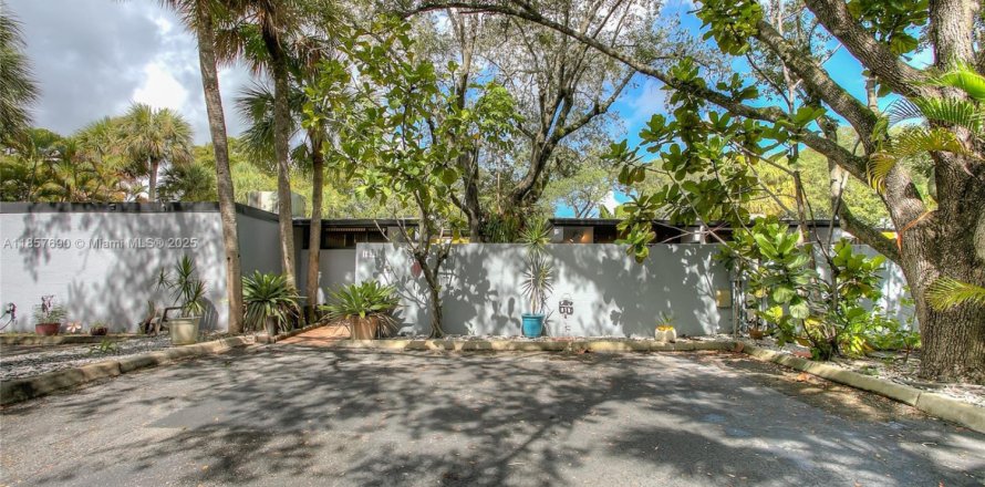 House in Miami Lakes, Florida 2 bedrooms, 73.58 sq.m. № 1881877
