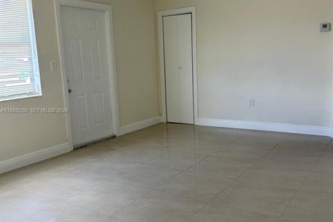 Casa en alquiler en Miami Gardens, Florida, 4 dormitorios, 105.72 m2 № 2055429 - foto 4