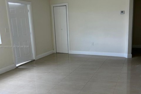 Casa en alquiler en Miami Gardens, Florida, 4 dormitorios, 105.72 m2 № 2055429 - foto 3