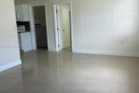 Casa en alquiler en Miami Gardens, Florida, 4 dormitorios, 105.72 m2 № 2055429 - foto 6