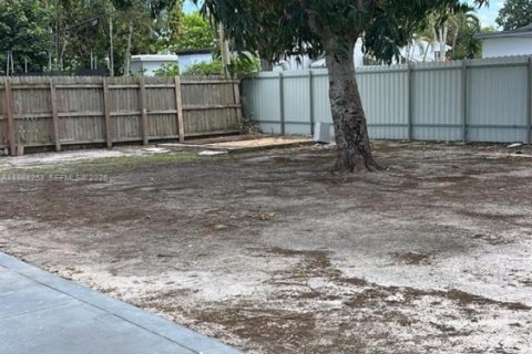 Casa en alquiler en Miami Gardens, Florida, 4 dormitorios, 105.72 m2 № 2055429 - foto 2