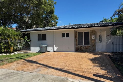 Casa en alquiler en Miami, Florida, 2 dormitorios, 175.4 m2 № 1923533 - foto 1