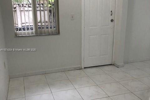 Casa en alquiler en Miami, Florida, 2 dormitorios, 175.4 m2 № 1923533 - foto 4