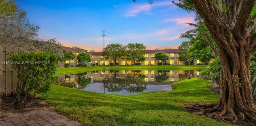 Condominio en Tamarac, Florida, 3 dormitorios № 1982361