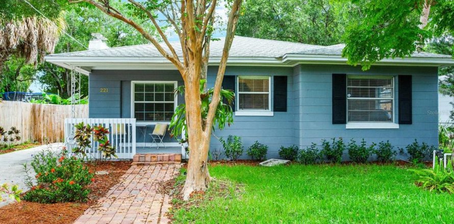 House in Tampa, Florida 2 bedrooms, 107.21 sq.m. № 2197536