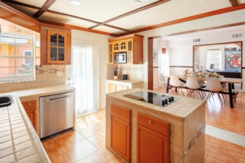 Villa ou maison à vendre à Miami, Floride: 5 chambres, 244.15 m2 № 2080274 - photo 8